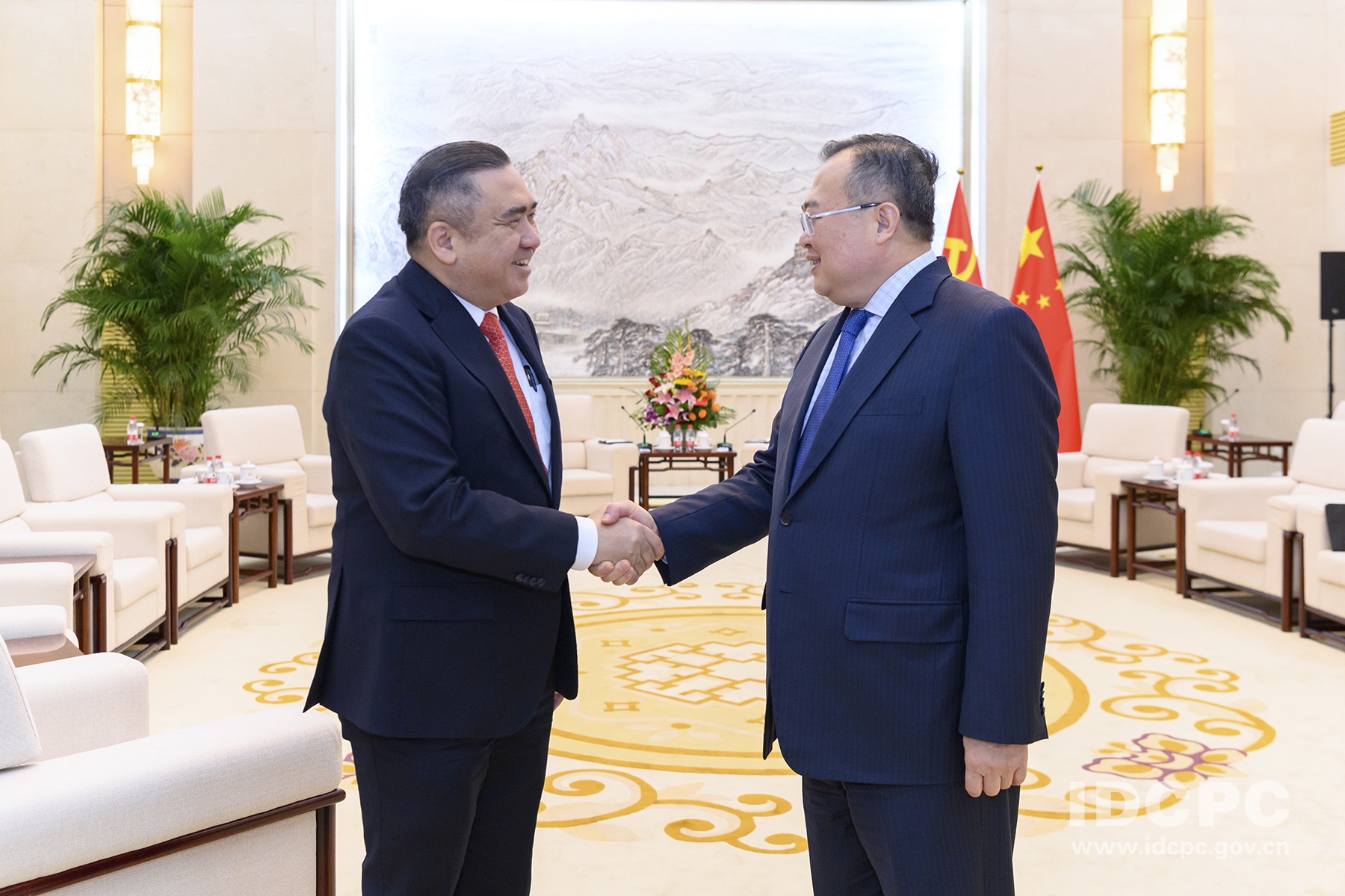 刘建超会见马来西亚民主行动党秘书长、政府交通部部长陆兆福