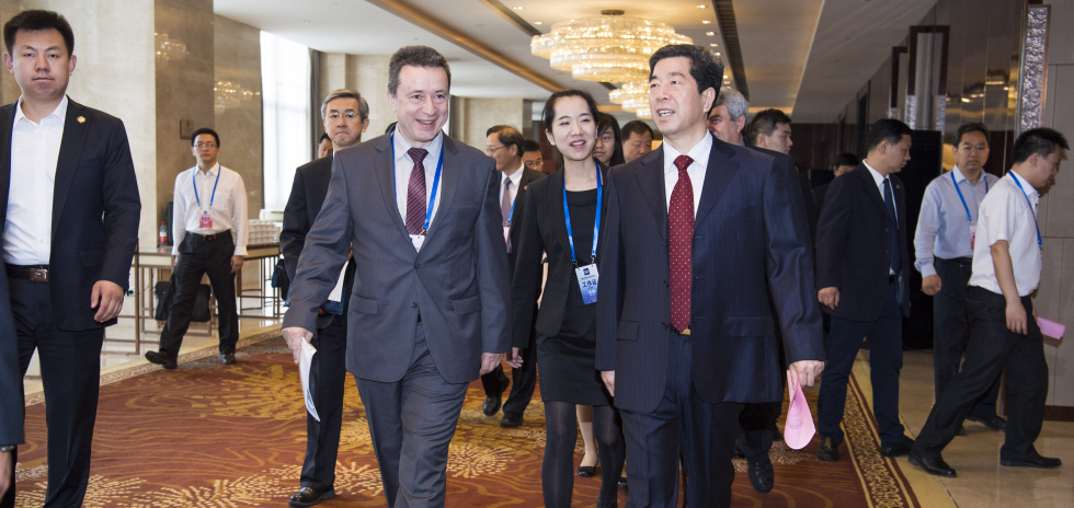 河南省长陈润儿与保加利亚副议长斯托伊洛夫共同步入经贸对话会现场.jpg