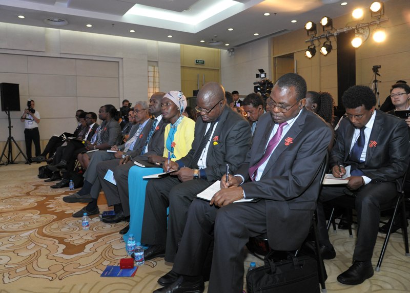 “万名干部入企”研讨会在2号厅举行