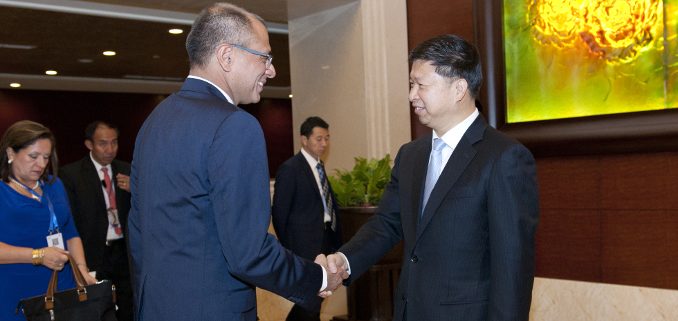 宋涛部长与格拉斯副总统亲切握手.jpg