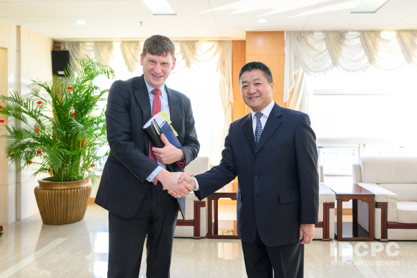 陆慷副部长会见英国外交发展部国防与情报总司长艾伦（照片）.jpg