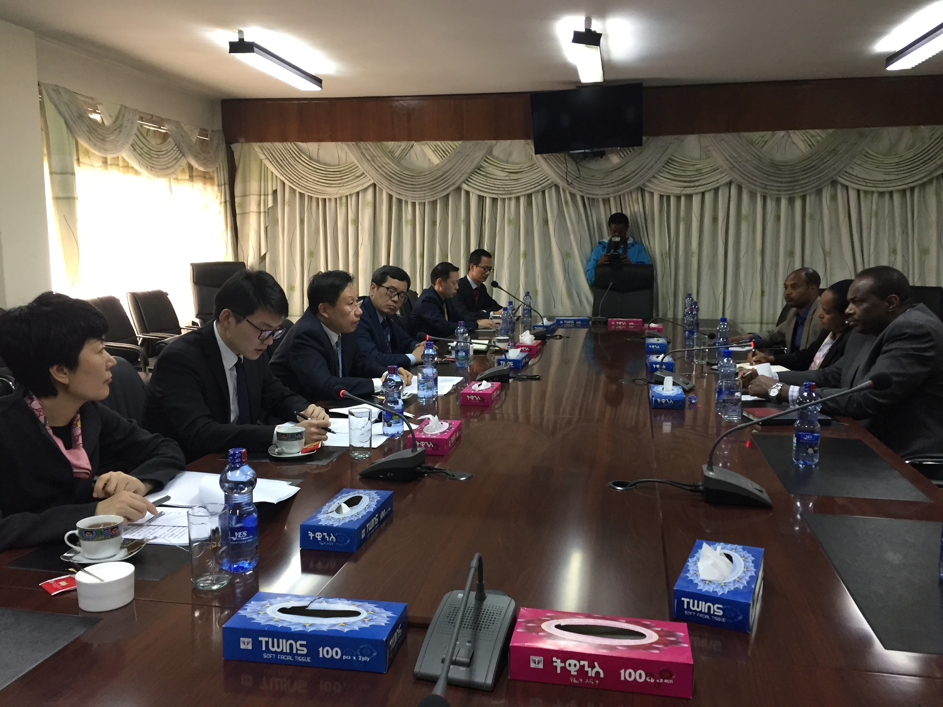 王晓晖会见埃塞俄比亚人民革命民主阵线中央书记处书记希费劳,介绍中共十九大精神.jpg