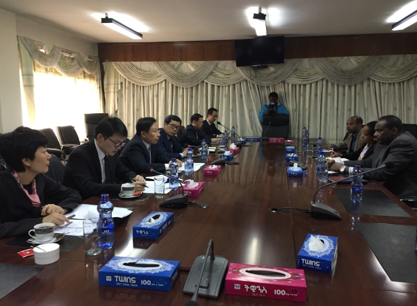 王晓晖会见埃塞俄比亚人民革命民主阵线中央书记处书记希费劳，介绍中共十九大精神.jpg