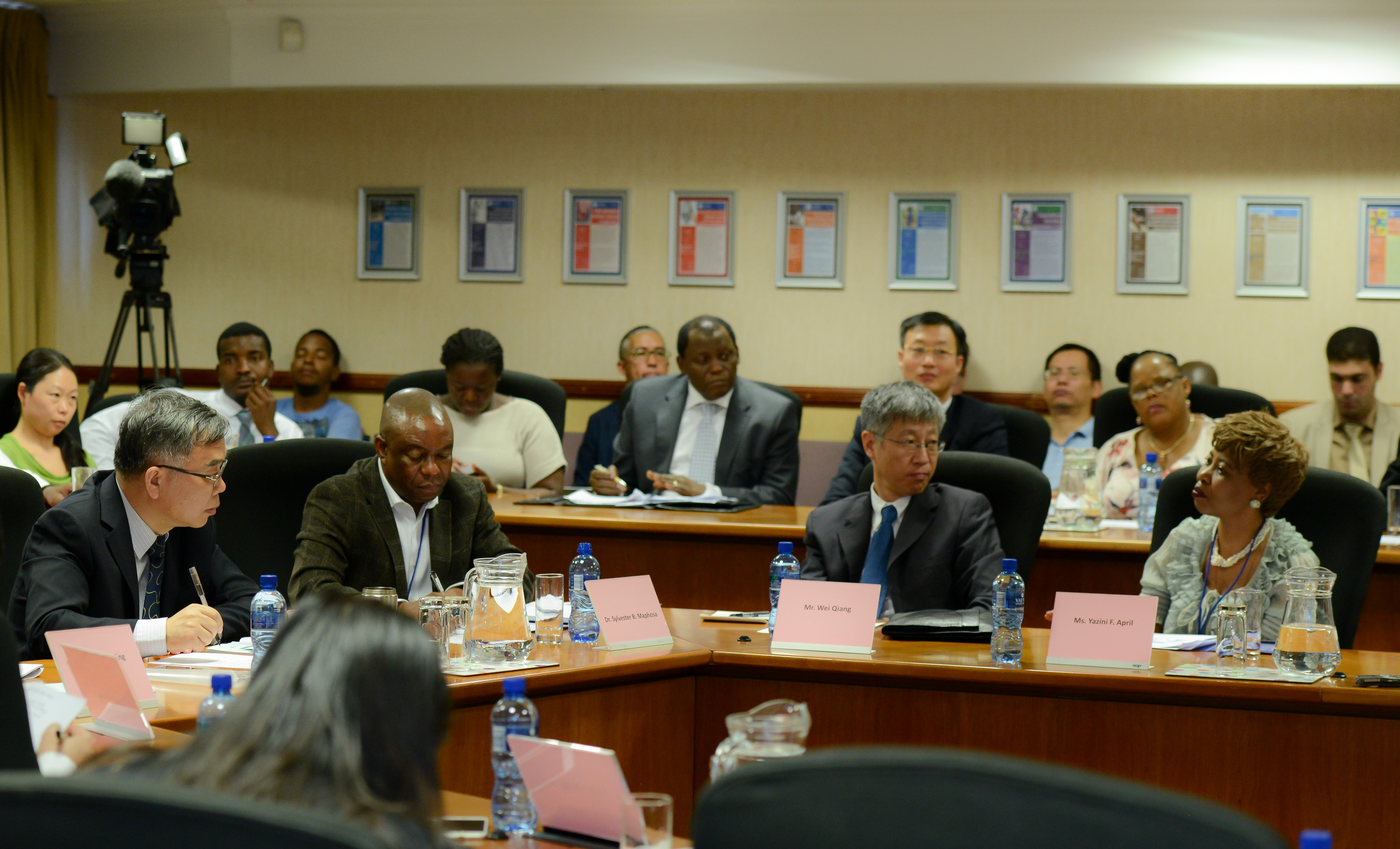 现场气氛热烈,与会学者积极提问.jpg