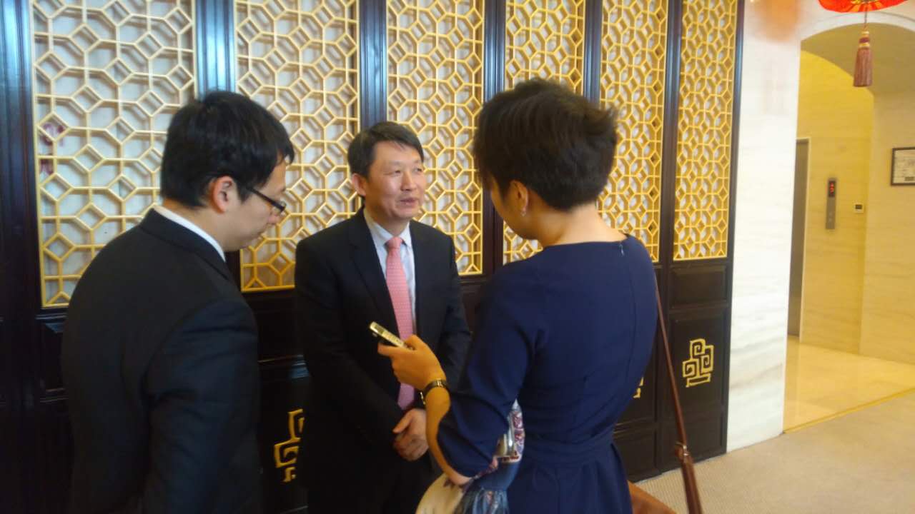 媒体紧追不舍.jpg